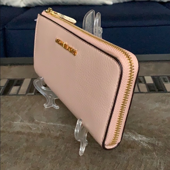 Michael Kors Jet Set Lg Three QTR Zip Wallet - Picture 6 of 16